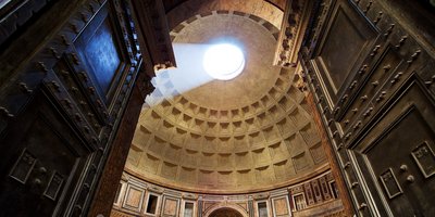 Innenansicht der Kuppel des Pantheon in Rom aus braunem Beton 