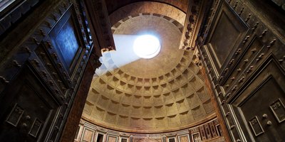 Innenansicht der Kuppel des Pantheon in Rom aus braunem Beton 