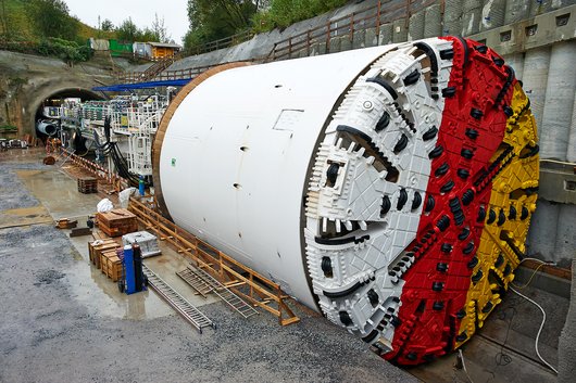 The “KORA” TBM was assembled in the Mitterpichling construction pit. The drill bears the Carinthian state colours. 