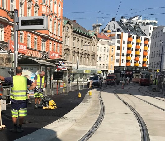 The final stage was to install asphalt between the guide wall element and the road at the tram stops.
