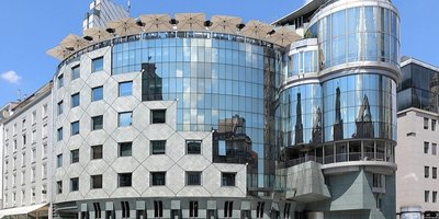 Gebäude mit runder, großteils verglaster Fassade