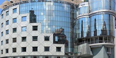 (c) C.Stadler/Bwag - Eigenes Werk, CC BY-SA 4.0 Gebäude mit runder, großteils verglaster Fassade