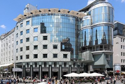 Gebäude mit runder, großteils verglaster Fassade