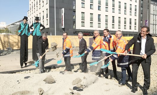Offizieller Spatenstich mit Oberbürgermeister Peter Feldmann und dem hessischen Verkehrs- und Wirtschaftsminister Tarek Al-Wazir zum Baubeginn des Projekts.