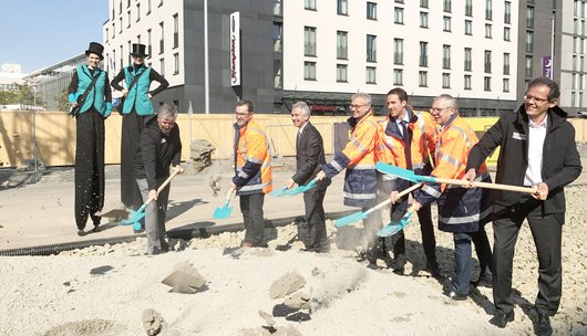 Official turf-cutting ceremony with Mayor Peter Feldmann and the Hessian Minister for Transport and Commerce, Tarek Al-Wazir, at the start of construction.