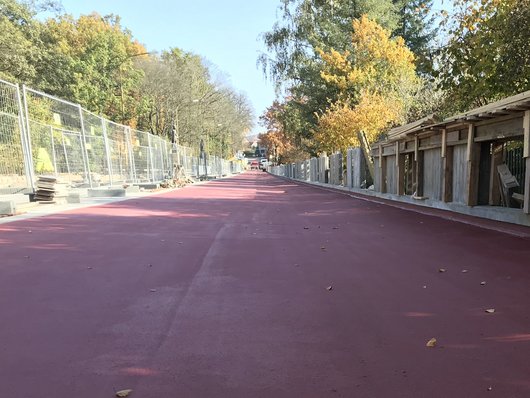 A new road surface was applied on the bridge and its ageing concrete rails were replaced. 