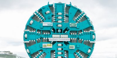 Gruppenfoto zur Maschinenübergabe der Tunnelvortriebsmaschine. 