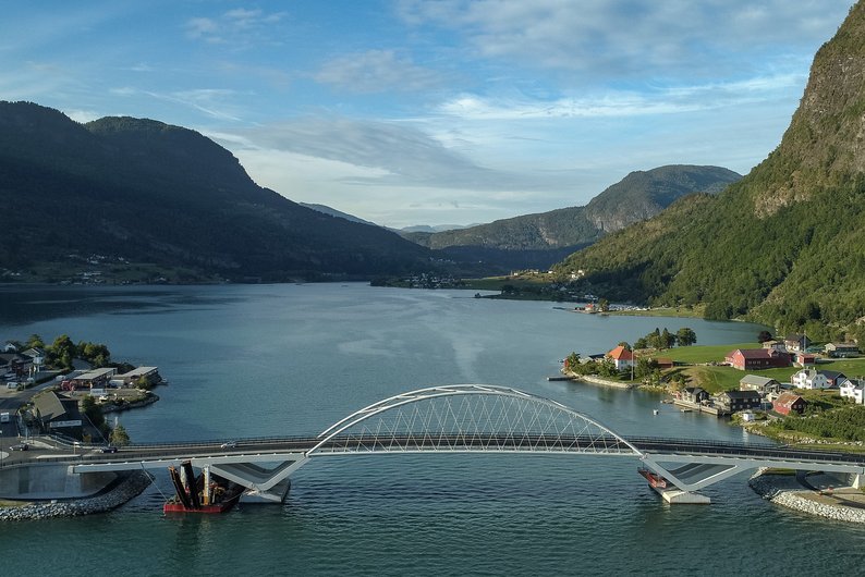Das fertige Brückenwerk am Fjord der Stadt Sogndal.