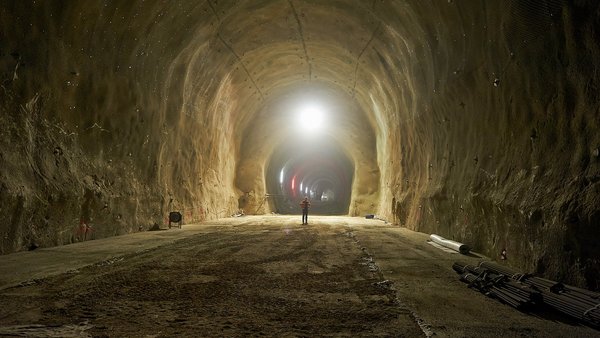 Dismantling cavern in the south tunnel, with a full-face cross-section of 170m2, looking towards Klagenfurt in the direction of the rail tunnel advance. 
