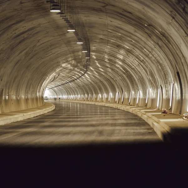 hell beleuchteter Tunnel