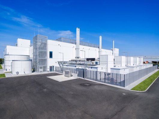 Datencenter, weißes Gebäude, das an Fabrik erinnert