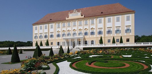 Schloss Hof mit Garten im Vordergrund