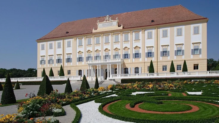 Schloss Hof mit Garten im Vordergrund