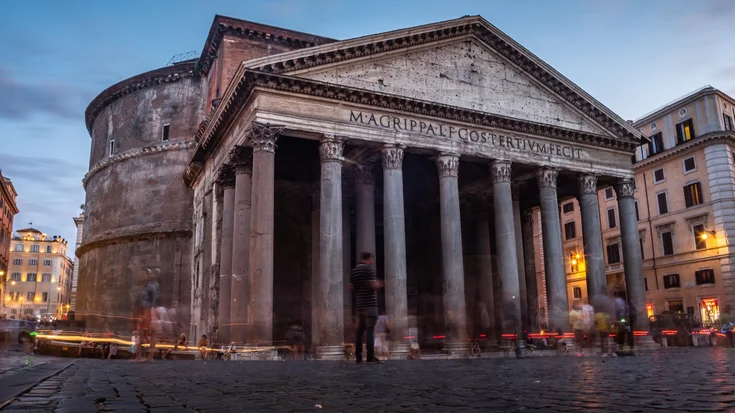 Außenansicht des Pantheon, römischer Tempel mit Säulen