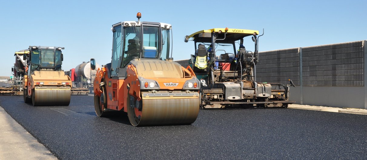 Arbeiten auf Hochdruck: Asphaltarbeiten an der neuen Autobahn.