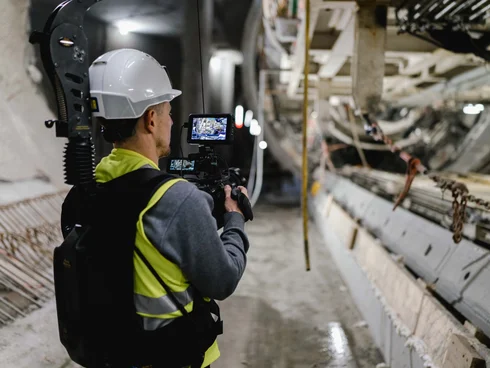 Kameramann filmt Tunnelborhmaschine