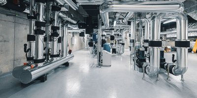 Datencenter von innen, glänzende Rohre
