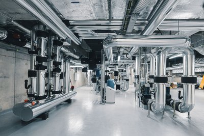 Datencenter von innen, glänzende Rohre