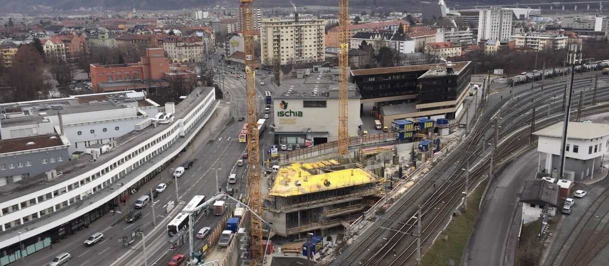 The tracks closest to the construction site were taken out of service for two months. During this time, PORR constructed the storeys from ground level up to third floor. Source: PORR Bau GmbH
