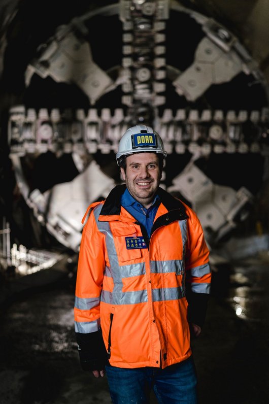 Mann vor einer Tunnelvortriebsmaschine