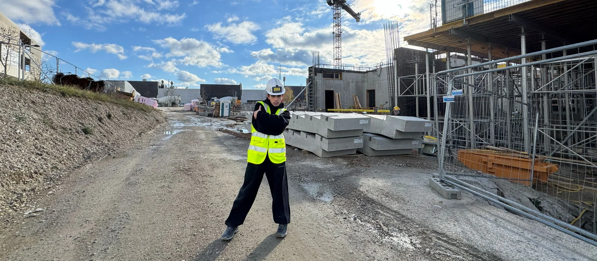 TĂ€nzer posiert auf Baustelle