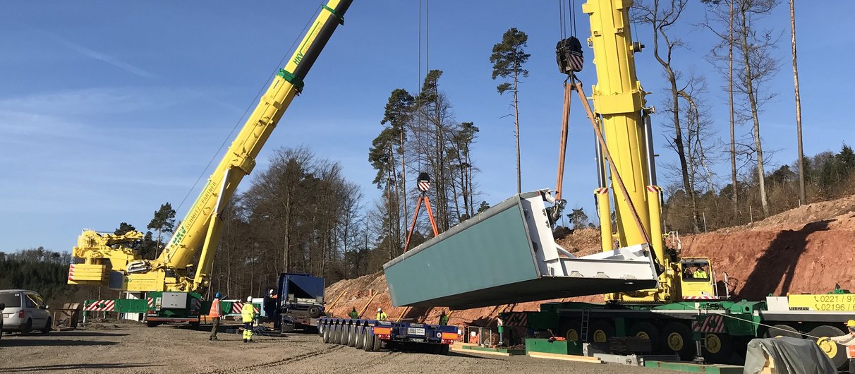 Unloading the 85 t steel components for the Goldbachtal Bridge.