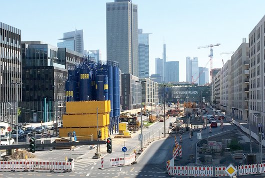Site facilities and traffic lane reduction on the Europa Allee.