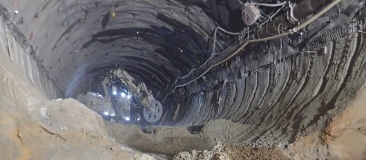 The existing dome invert was cut out in advance using a tunnel excavator with a built-in cutting wheel. 