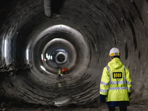 Bauarbeiter in einem unfertigen Tunnel