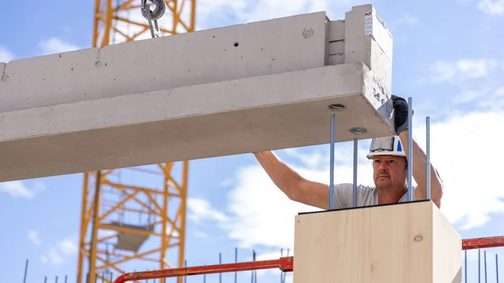 Arbeiter auf der Baustelle des Holz-Hybrid-Baus im Leopoldquartier