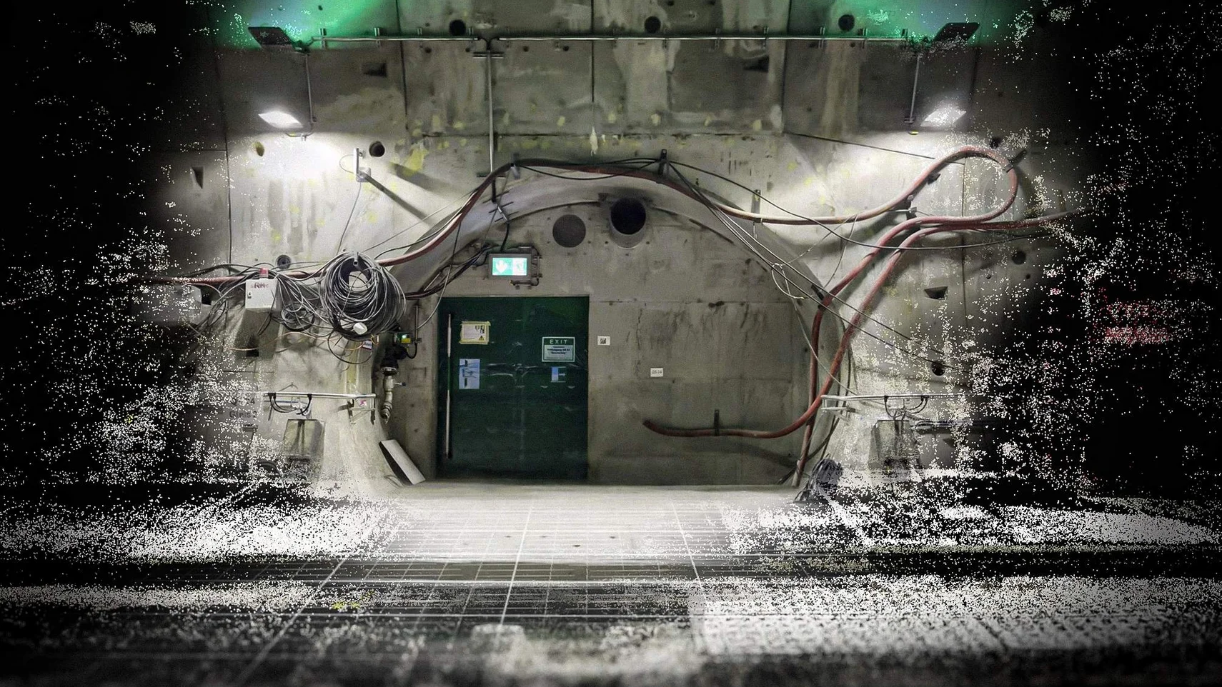 Blick auf eine grüne Tür in einem Tunnel, überlagert mit weißen Punktwolken