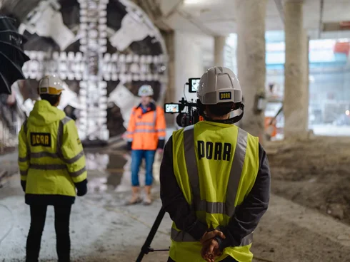 Filmteam auf einer Tunnelbaustelle
