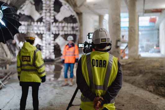 Interviewsituation vor einer Tunnelvortriebsmaschine