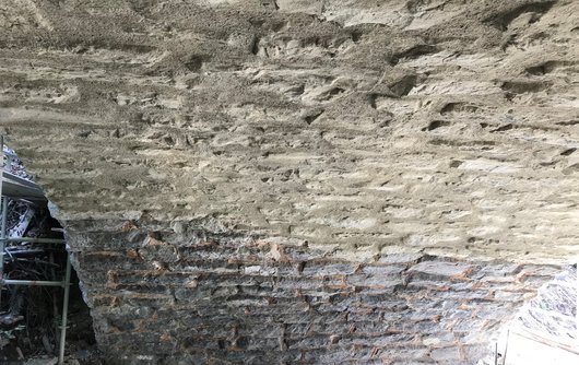 Das gesamte Mauerwerk wurde mit Hochdruckwasserstrahlen gereinigt und danach mit einem Sandstrahlgerät bearbeitet. 