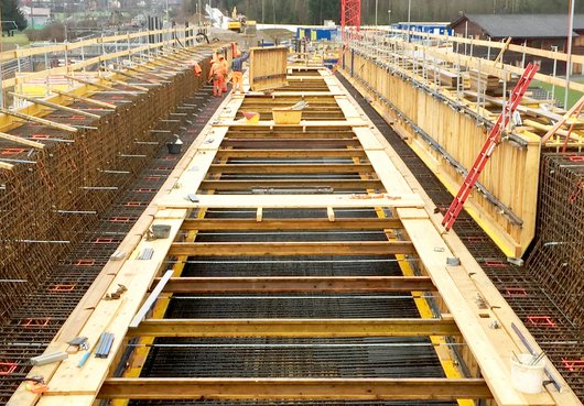 900 m³ Konstruktionsbeton waren für die Errichtung einer Etappe der Bahnbrücke nötig.