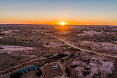 Sonnenuntergang über einer kargen Landschaft
