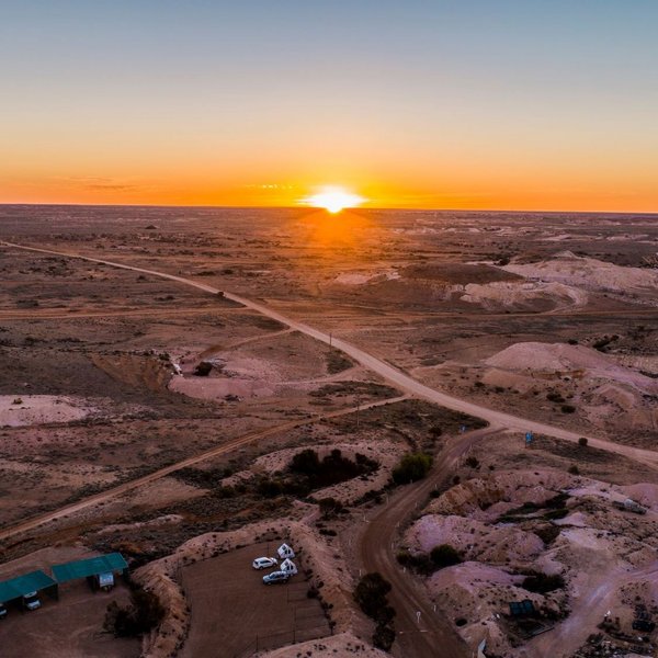 Sonnenuntergang über einer kargen Landschaft