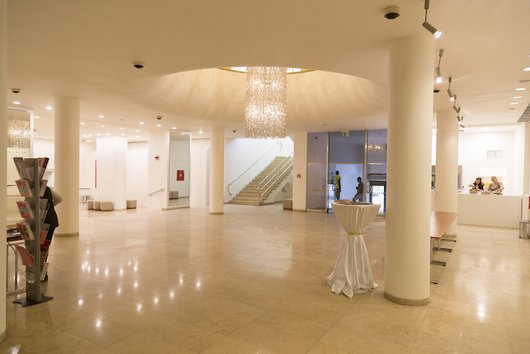 In the main building, the foyer was redesigned and all the floor structures were replaced, including the marble flooring shown here. Source: PORR
