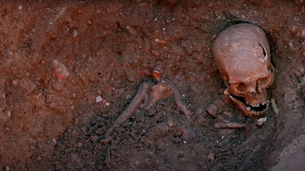 Skelett von König Richard III. in einer Grube