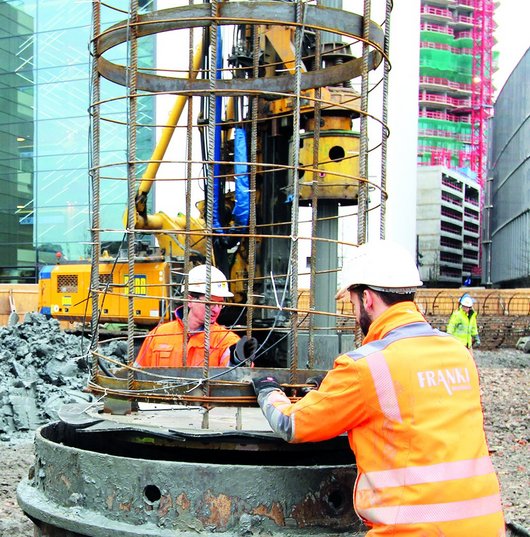 Inserting the reinforcement cage, which has been fitted with measurement instruments, into the pipe system.