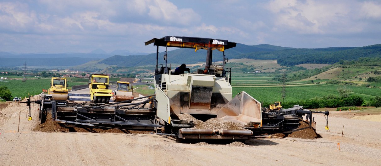 Einbau der hydraulisch gebundenen Tragschichten mittels Fertiger.