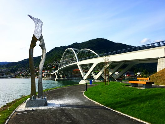 To make the shore accessible, the town of Sogndal invested in a fjord hiking trail with play equipment, fitness equipment, seating and sculptures.