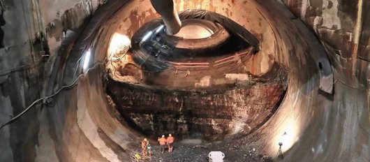 Der einzige Tunnelzugang für den zweiröhrigen Tunnel zum neuen Tiefbahnhof erfolgt über einen 37 m tiefen Schacht und einen 110 m langen Zugangstunnel. Quelle: ATCOST21 / imagocura