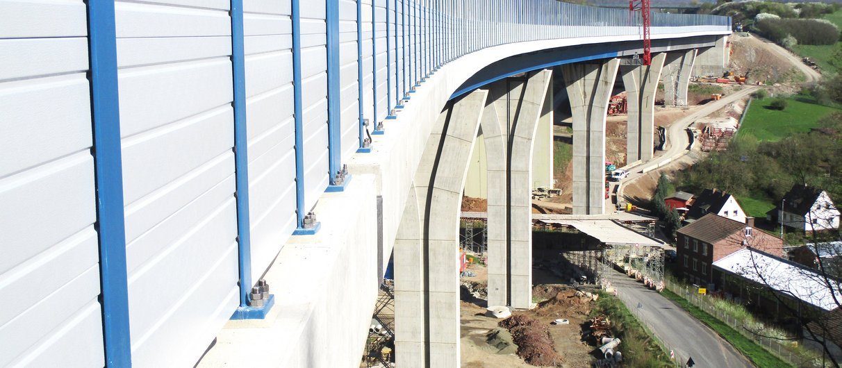 Im Frühjahr wurden die letzten Brückenabdichtungen und Schutzeinrichtungen wie die Lärmschutzwand im Teilbauwerk 1 fertiggestellt.