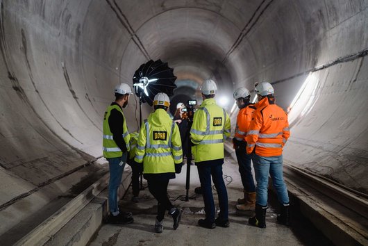 Filmteam filmt eine Geigerin im Tunnel