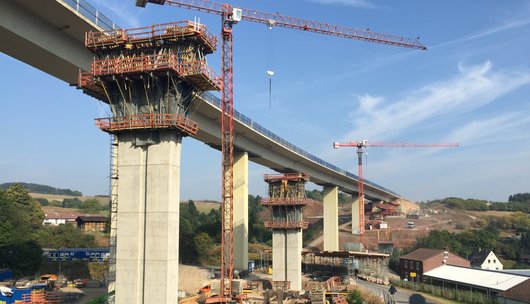 The new bridge columns, axis 50 and 60, are between 15.5m and 35m high and were concreted in individual sections of 5m each.