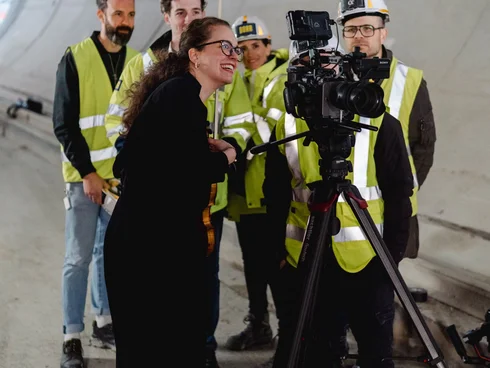 Filmteam hinter einer Kamera