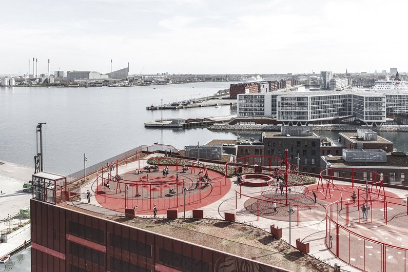 Moderne Dachterrasse mit Spielplatz und Hafenpanorama.