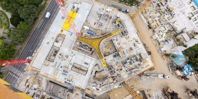 Große Baustelle aus der Kranperspektive