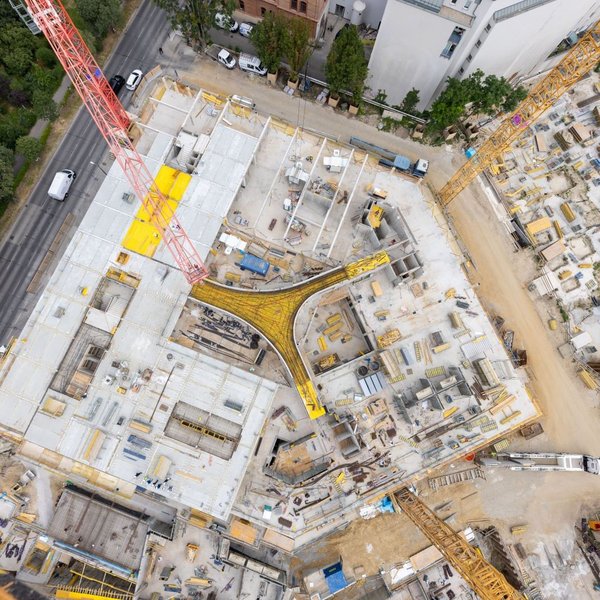 Große Baustelle aus der Kranperspektive